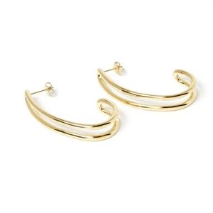A.P.C Women’s type butterfly type clasp earrings.